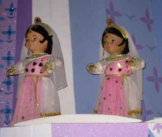 disneysmallworld.jpg (87541 bytes)